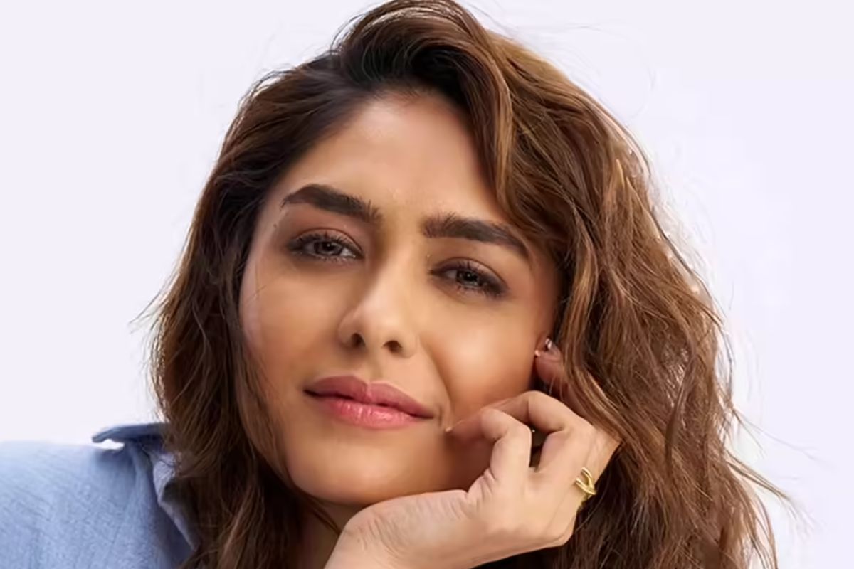 প্রয়োজন অনুযায়ী তিনি হাইড্রেটিং মাস্ক বা ডিটক্সিফাইং ট্রিটমেন্ট ব্যবহার করেন। তবে ত্বকে বেশি প্রোডাক্ট না লাগিয়ে, যতটা দরকার, সেইমতো যত্ন নেন।
